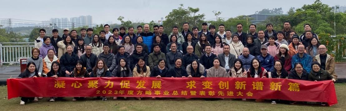 人们在看台上的人和观众&#xA;&#xA;低可信度形貌已自动天生